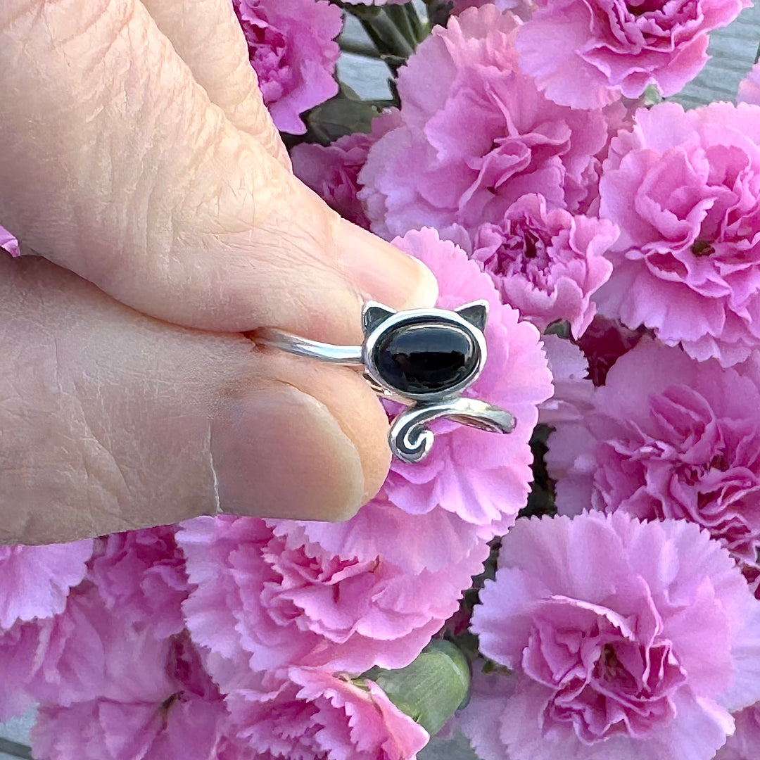 Sterling Silver Cat Ring with a Black Agate Stone between fingers