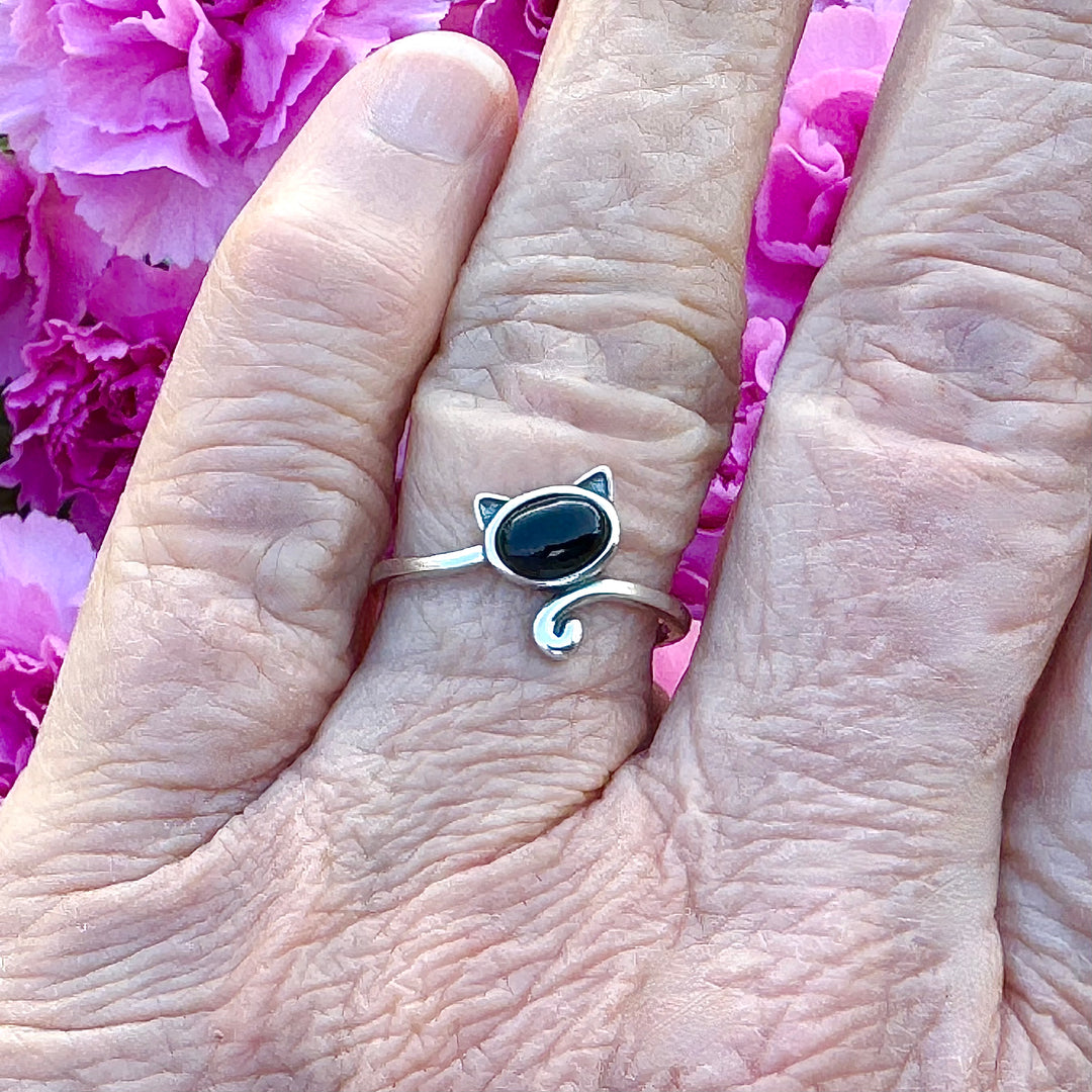 Sterling Silver Cat Ring with a Black Agate Stone on ring finger close up